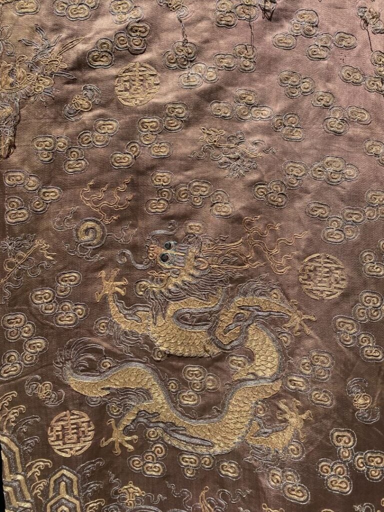 CHINE - XIXe siècle - Robe en soie chocolat à décor brodé aux fils d'or de drag…