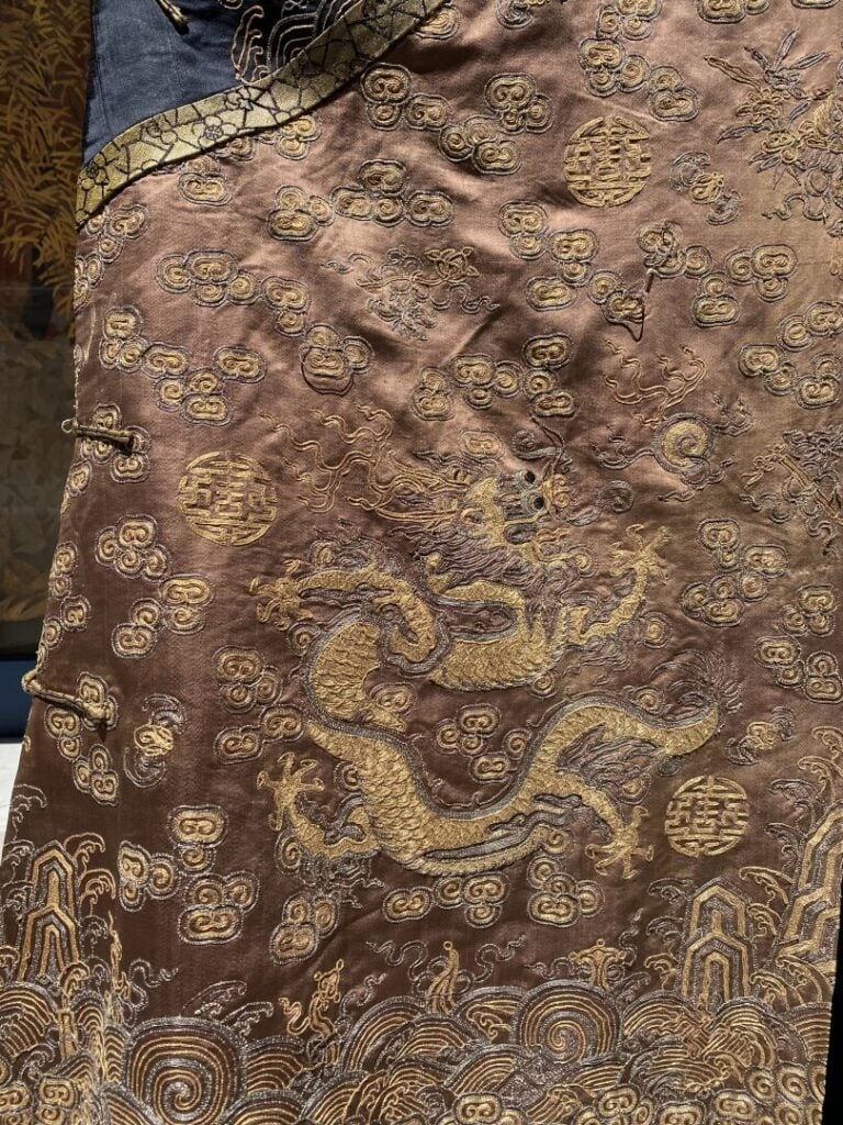 CHINE - XIXe siècle - Robe en soie chocolat à décor brodé aux fils d'or de drag…