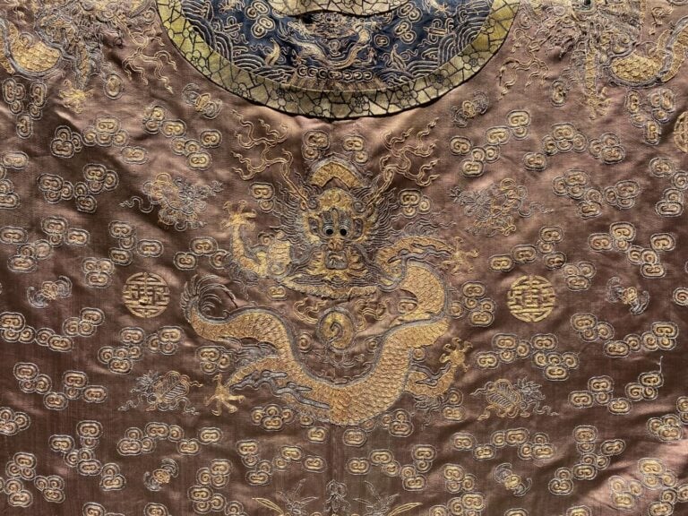CHINE - XIXe siècle - Robe en soie chocolat à décor brodé aux fils d'or de drag…