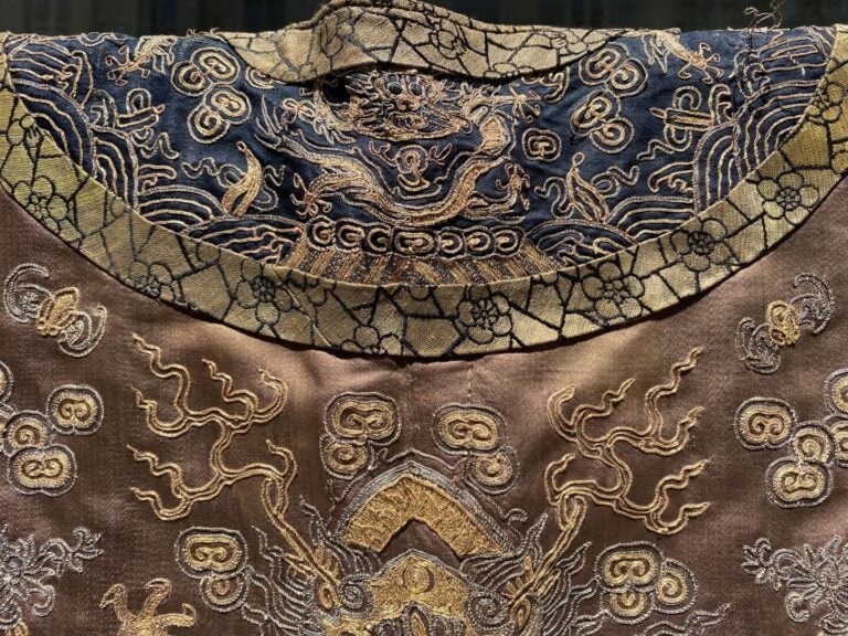 CHINE - XIXe siècle - Robe en soie chocolat à décor brodé aux fils d'or de drag…