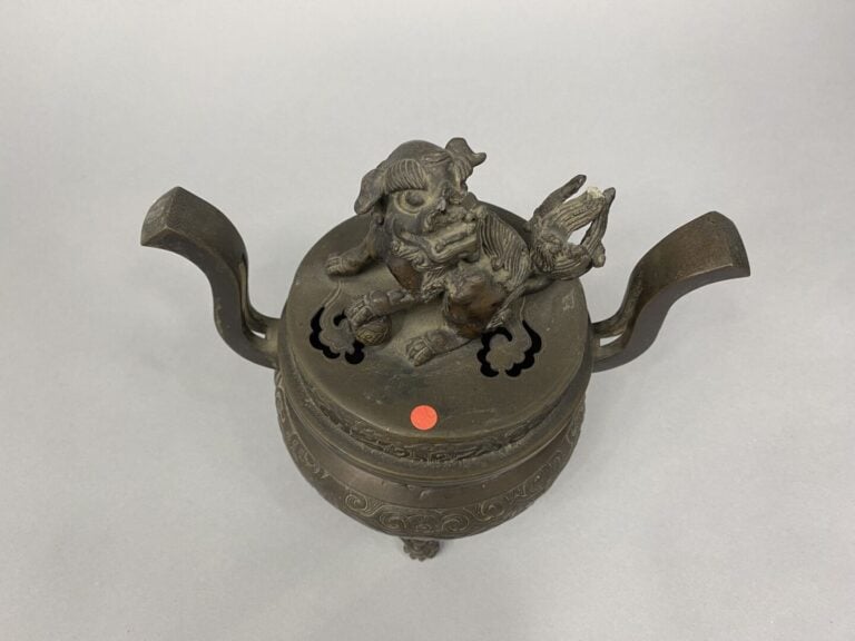 Chine, XXe siècle - Brûle-parfum en bronze patiné à décor de masques de taotie…