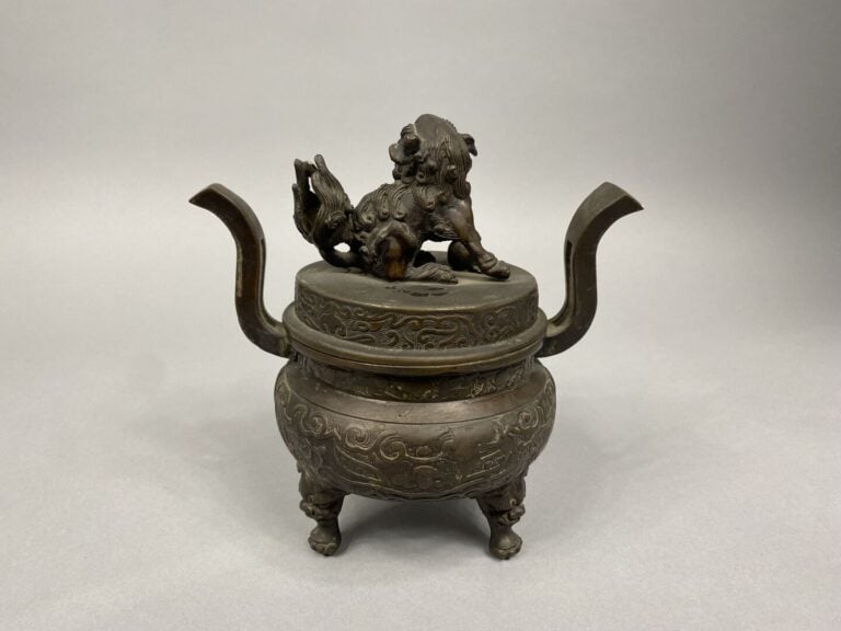 Chine, XXe siècle - Brûle-parfum en bronze patiné à décor de masques de taotie…