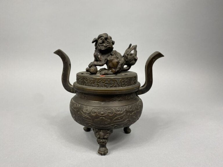 Chine, XXe siècle - Brûle-parfum en bronze patiné à décor de masques de taotie…