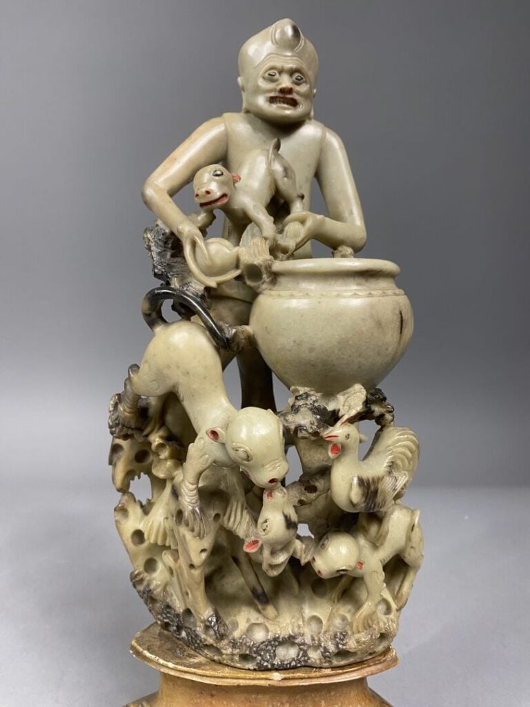 Chine, XXe siècle - Groupe sculpté en stéatite figurant un moine nourrissant de…