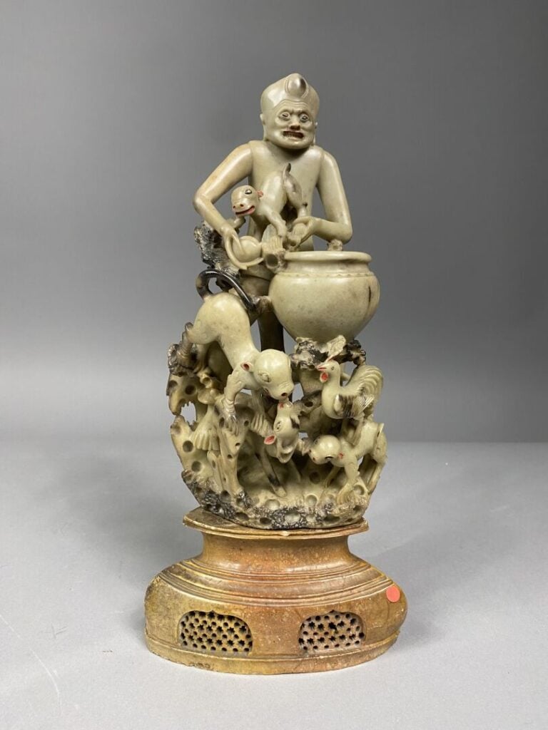 Chine, XXe siècle - Groupe sculpté en stéatite figurant un moine nourrissant de…