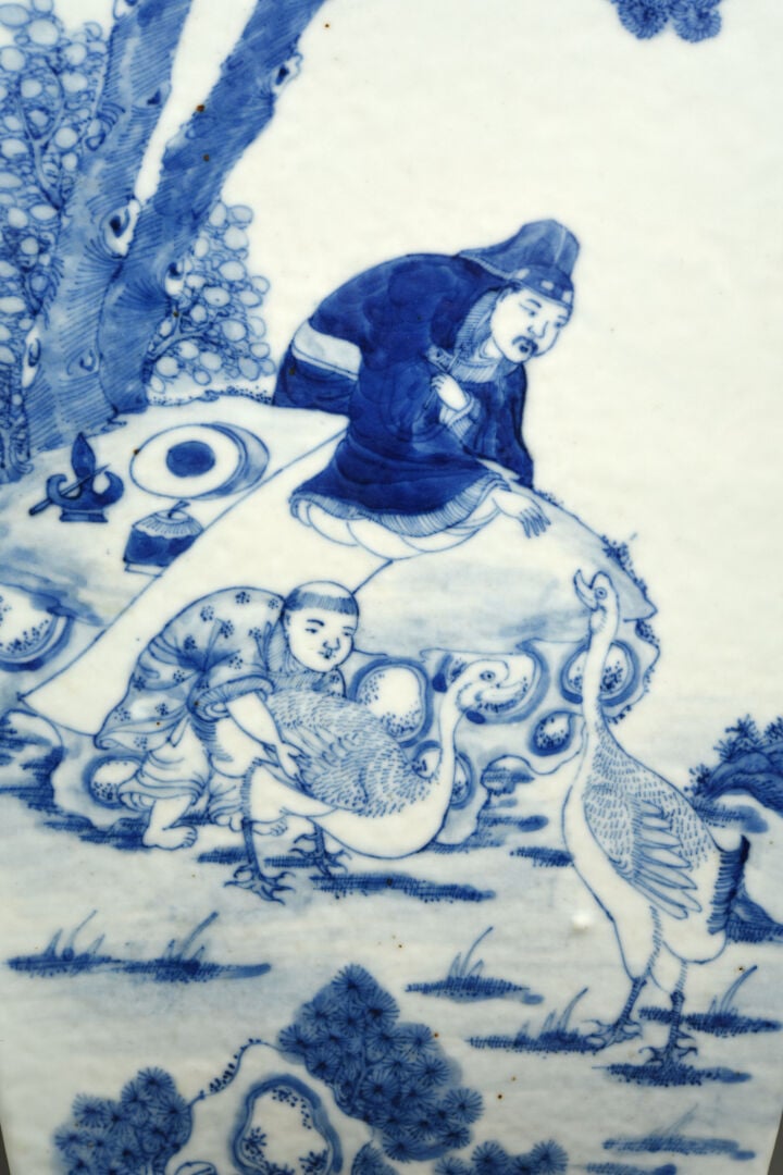 Chine - XXe siècle - Vase de forme carrée en porcelaine décoré en bleu sous cou…