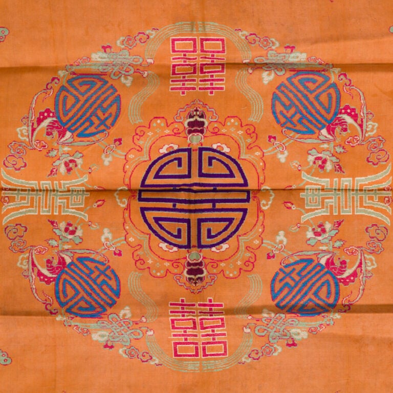 CHINE.Grande pièce de tissu orange brodé de symboles de longévité,double bonheu…
