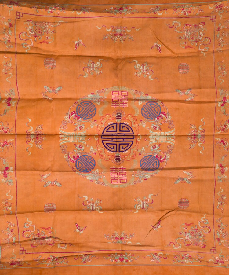 CHINE.Grande pièce de tissu orange brodé de symboles de longévité,double bonheu…
