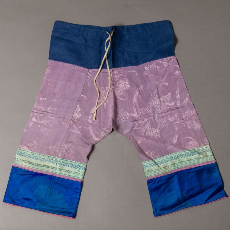 CHINE.Petite veste en soie bleu turquoise , à décor brodé rose de végétaux. - (…