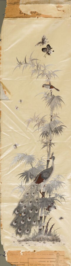 CHINE.Pièce de soie écrue brodée d'un paon, moineaux,et papillons dans un décor…