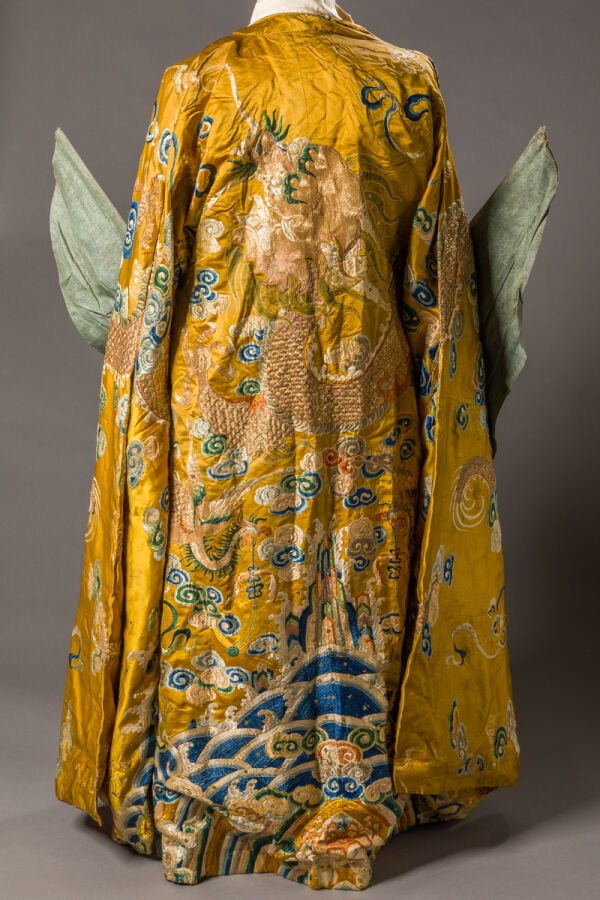CHINE.Robe de théâtre en soie jaune brodée aux fils dorés et polychromes de dra…