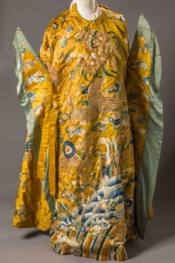 CHINE.Robe de théâtre en soie jaune brodée aux fils dorés et polychromes de dra…