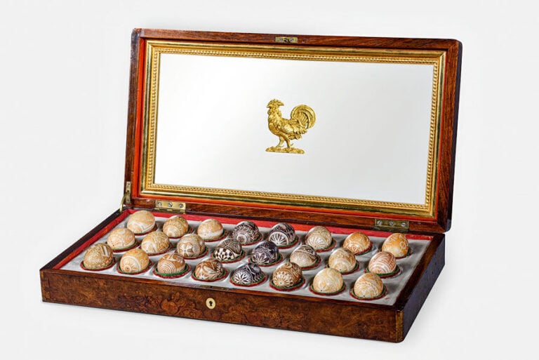 Coffret rectangulaire à coins arrondis, en placage de ronce de noyer ; l'intéri…