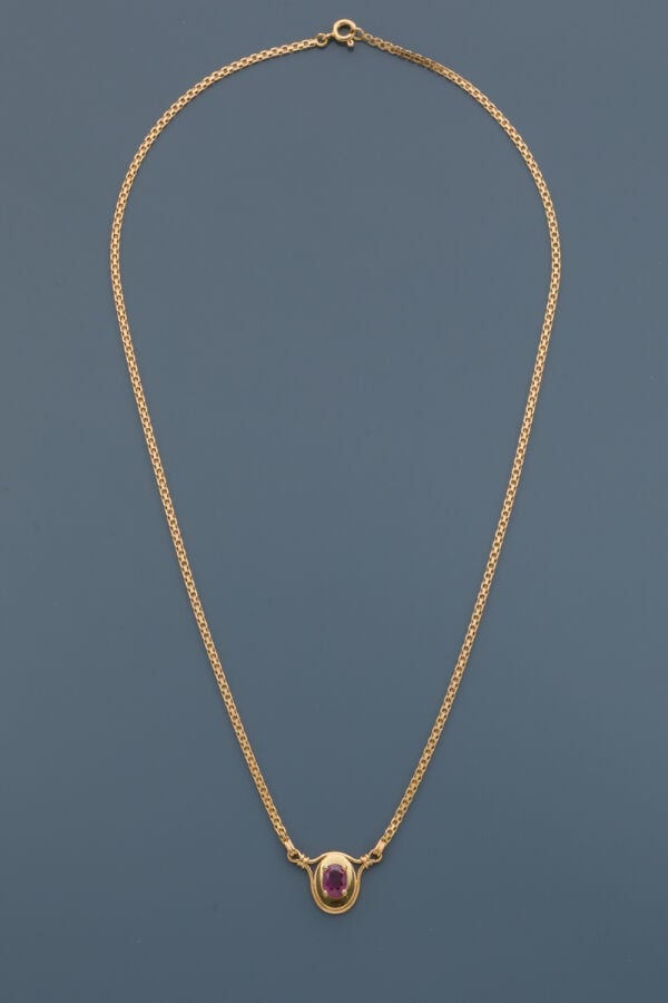 COLLIER composé d'une chaînette retenant un pendentif en or jaune (750‰) serti…