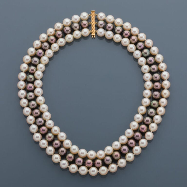 COLLIER composé de trois rangs de perles de culture : deux rangs de couleur bla…