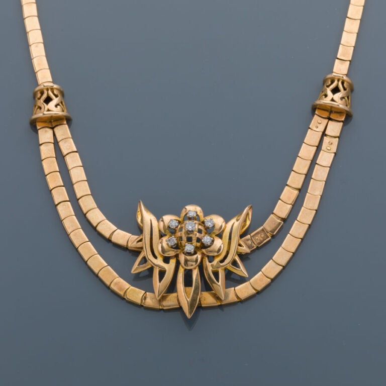 COLLIER « draperie » en or jaune (750‰) articulé et ajouré à maillons géométriq…