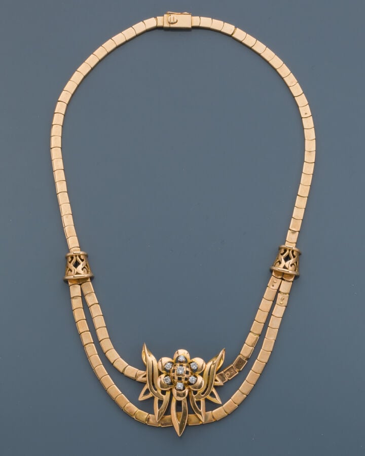 COLLIER « draperie » en or jaune (750‰) articulé et ajouré à maillons géométriq…