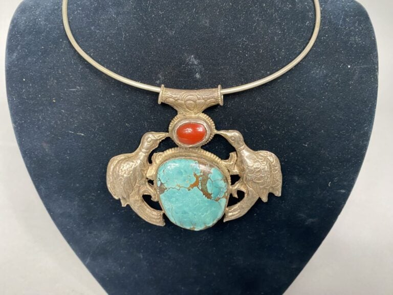 * Collier en argent (800) et pendentif formant un couple d'oiseau entourant un…