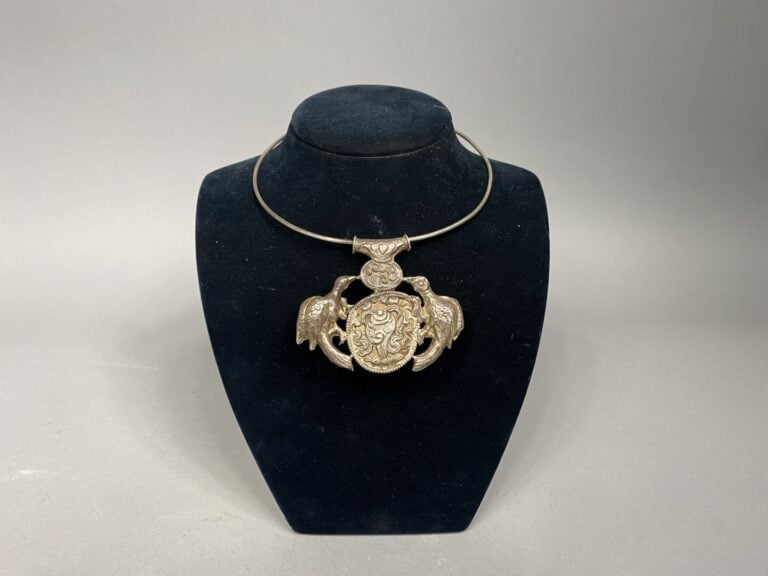 * Collier en argent (800) et pendentif formant un couple d'oiseau entourant un…
