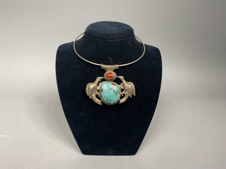* Collier en argent (800) et pendentif formant un couple d'oiseau entourant un…
