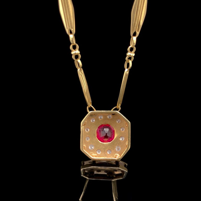 COLLIER en or jaune (750‰) composé d'un important PENDENTIF octogonal et une ch…
