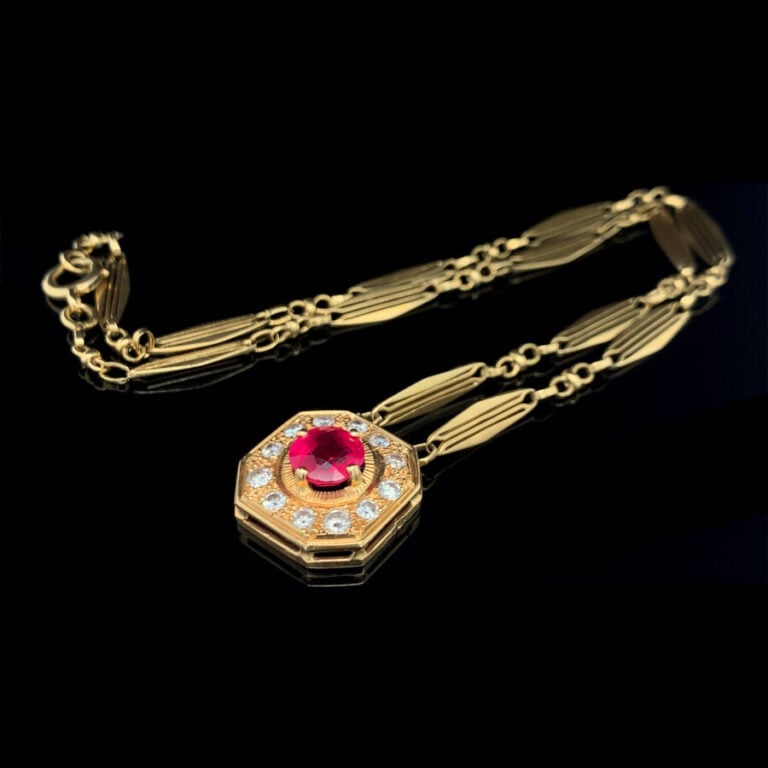 COLLIER en or jaune (750‰) composé d'un important PENDENTIF octogonal et une ch…