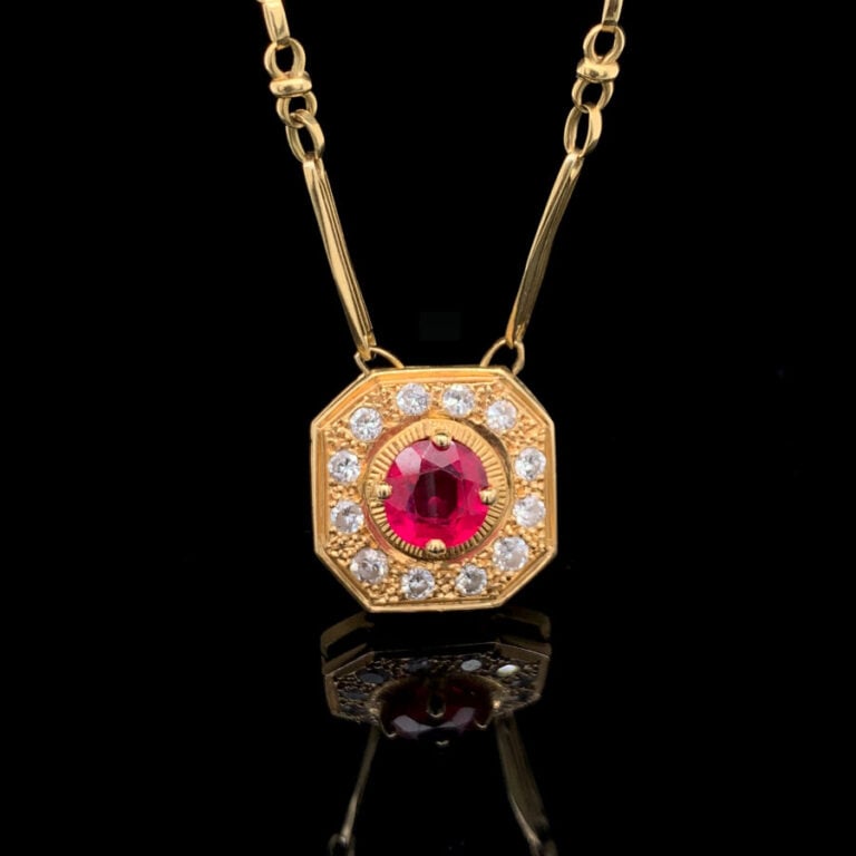 COLLIER en or jaune (750‰) composé d'un important PENDENTIF octogonal et une ch…