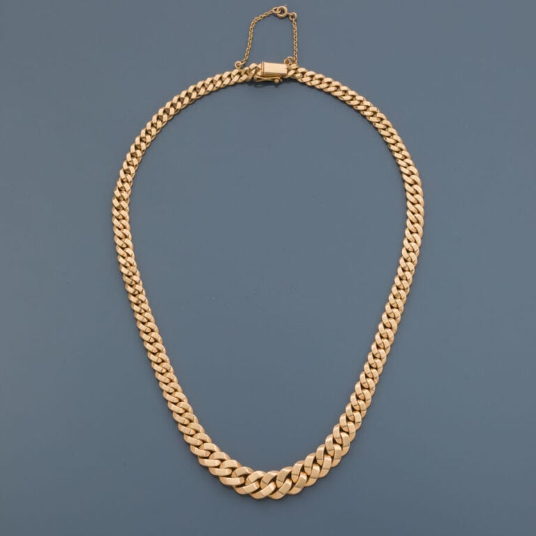 COLLIER « gourmette » en or jaune (750‰), en chute. - Chaînette de sécurité en…