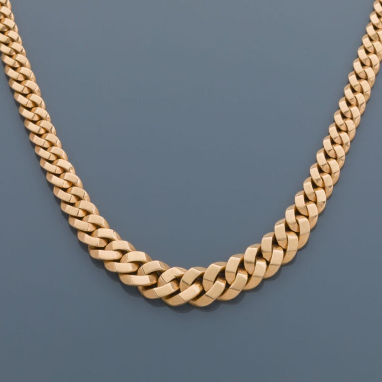 COLLIER « gourmette » en or jaune (750‰), en chute. - Chaînette de sécurité en…