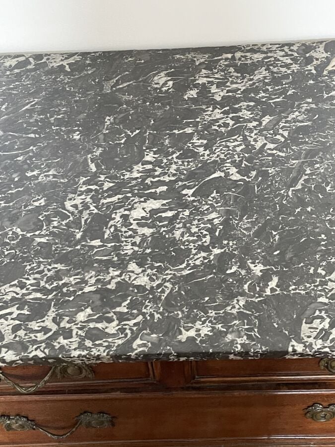 COMMODE en acajou et placage d'acajou ouvrant par trois rangs de tiroirs ; peti…