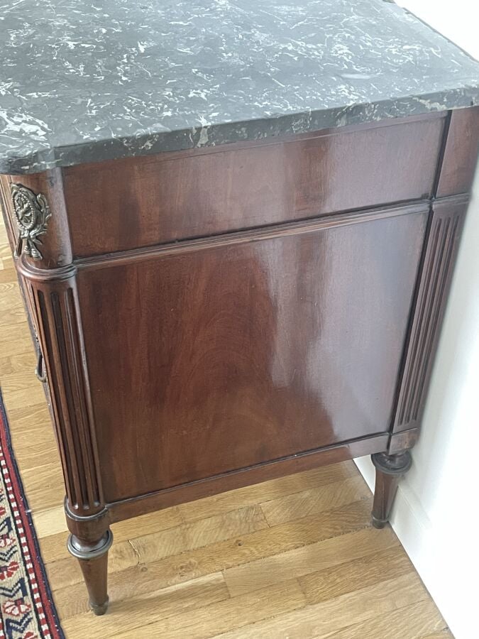 COMMODE en acajou et placage d'acajou ouvrant par trois rangs de tiroirs ; peti…