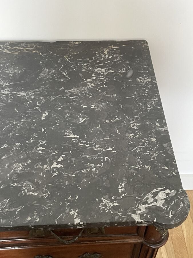COMMODE en acajou et placage d'acajou ouvrant par trois rangs de tiroirs ; peti…