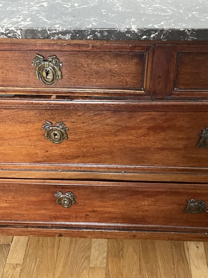 COMMODE en acajou et placage d'acajou ouvrant par trois rangs de tiroirs ; peti…