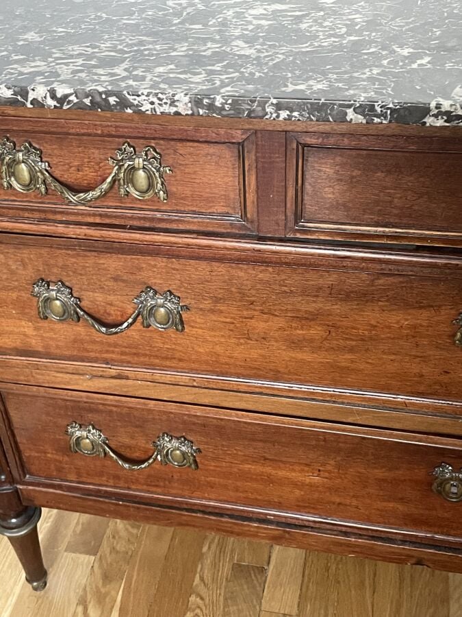 COMMODE en acajou et placage d'acajou ouvrant par trois rangs de tiroirs ; peti…