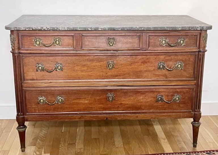 COMMODE en acajou et placage d'acajou ouvrant par trois rangs de tiroirs ; peti…