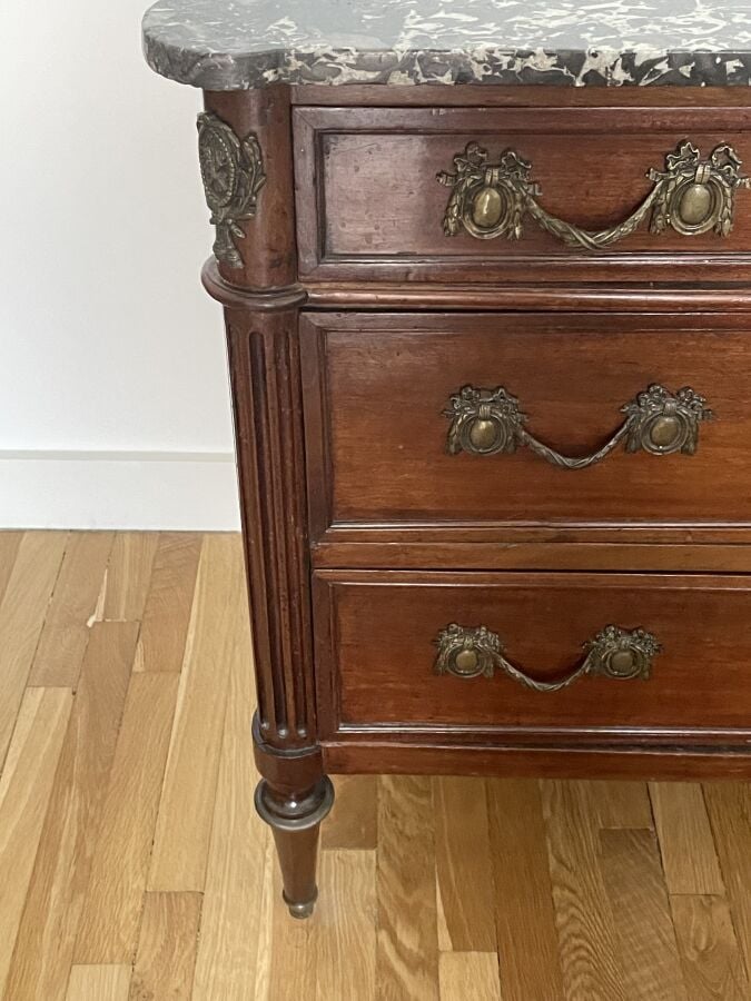 COMMODE en acajou et placage d'acajou ouvrant par trois rangs de tiroirs ; peti…