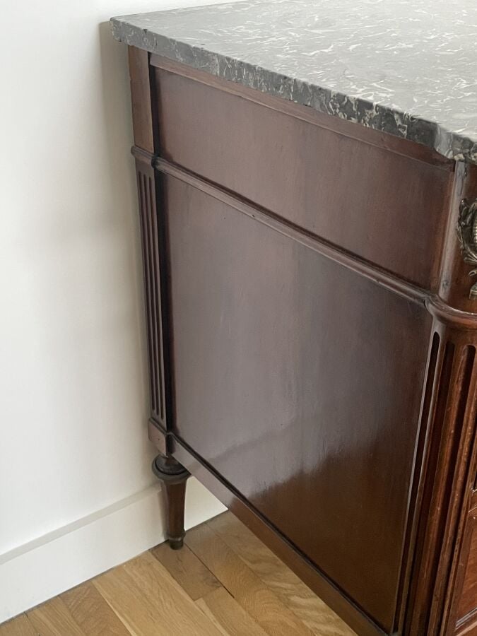 COMMODE en acajou et placage d'acajou ouvrant par trois rangs de tiroirs ; peti…