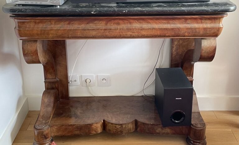 CONSOLE en bois de placage ouvrant par un tiroir en ceinture ; dessus de marbre…