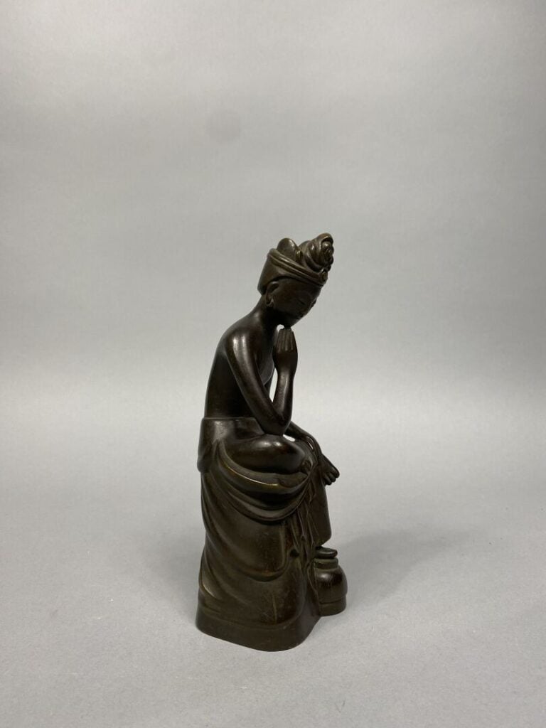 Corée - Sculpture en bronze représentant bouddha assis "à l'occidentale" dans l…