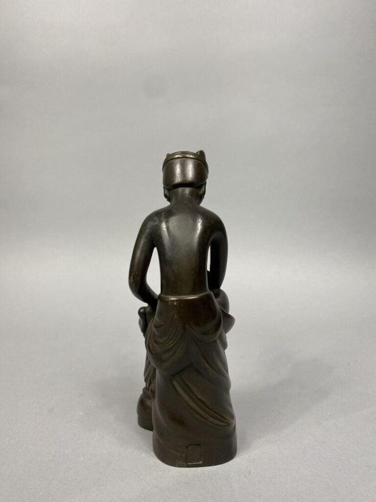 Corée - Sculpture en bronze représentant bouddha assis "à l'occidentale" dans l…