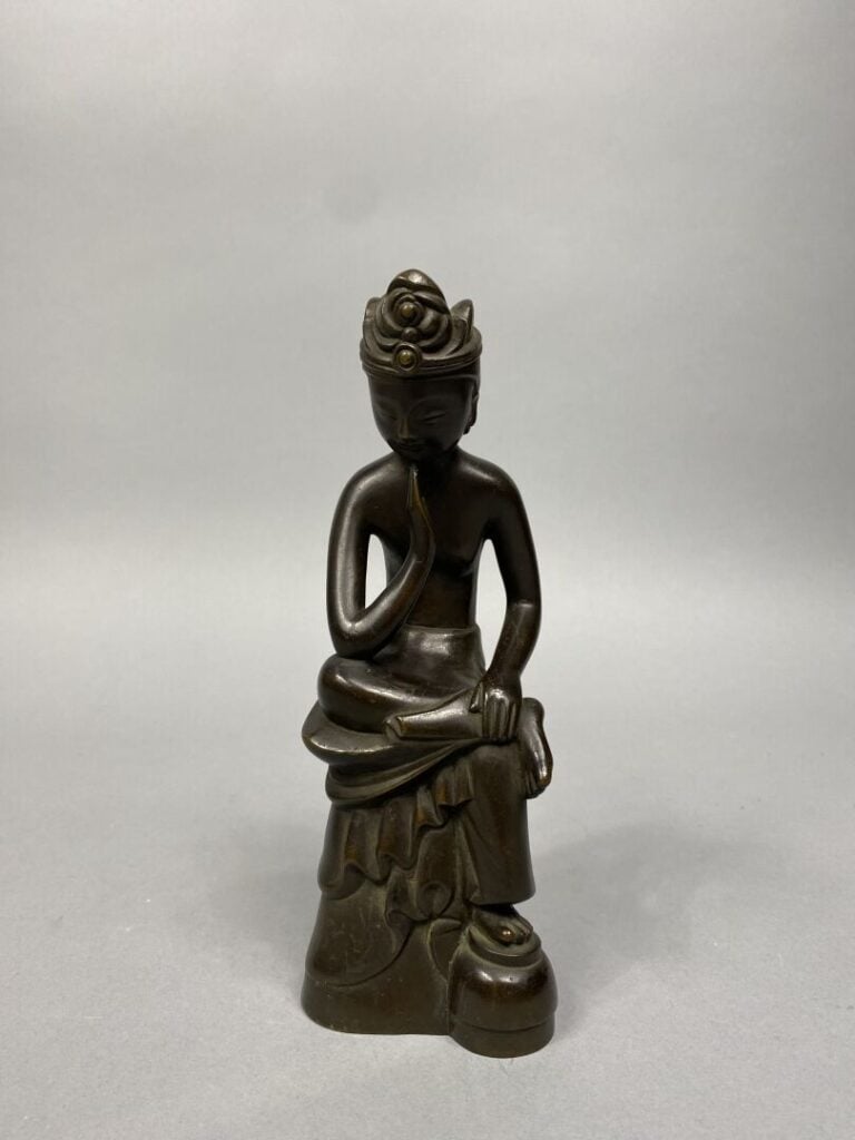 Corée - Sculpture en bronze représentant bouddha assis "à l'occidentale" dans l…