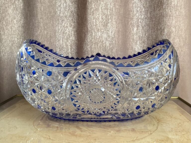 COUPE en cristal teinté bleu. - Hauteur : 18 cm Longueur : 33 cm