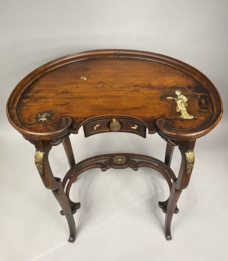 Dans le goût Gabriel Viardot - Table d'appoint en bois de forme rognon ouvrant…