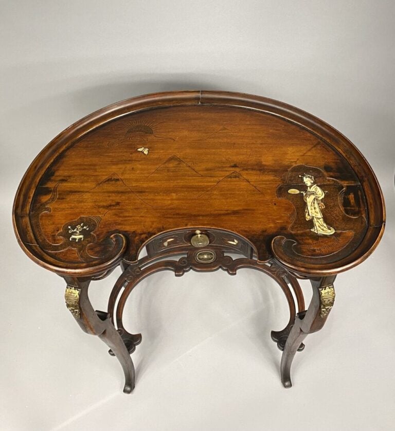 Dans le goût Gabriel Viardot - Table d'appoint en bois de forme rognon ouvrant…