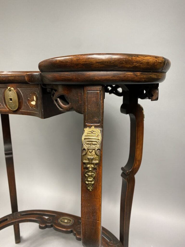 Dans le goût Gabriel Viardot - Table d'appoint en bois de forme rognon ouvrant…