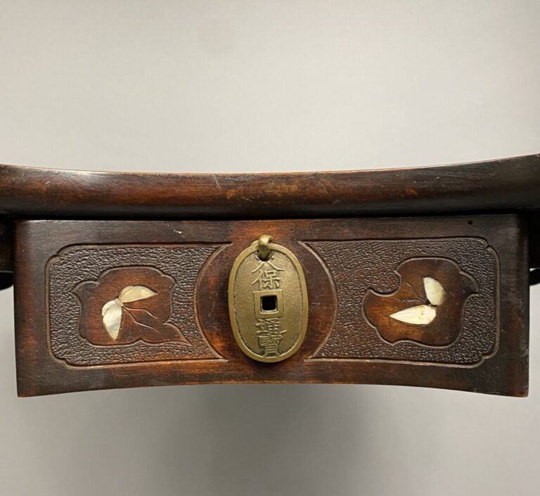 Dans le goût Gabriel Viardot - Table d'appoint en bois de forme rognon ouvrant…