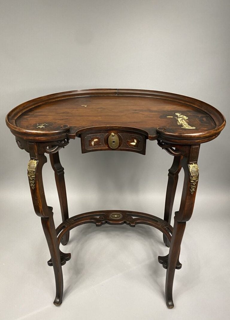 Dans le goût Gabriel Viardot - Table d'appoint en bois de forme rognon ouvrant…