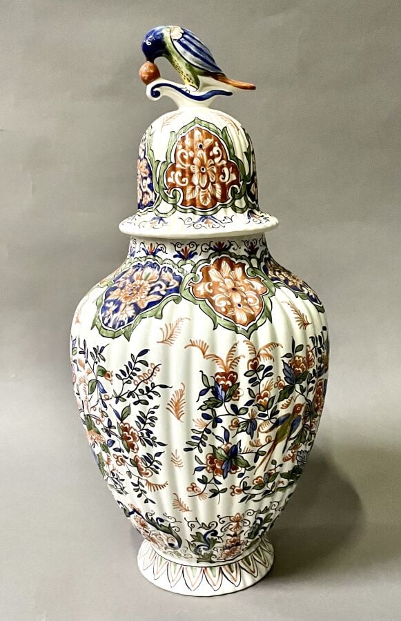 DESVRE. Grande potiche couverte de forme balustre en faïence à décor polychrome…