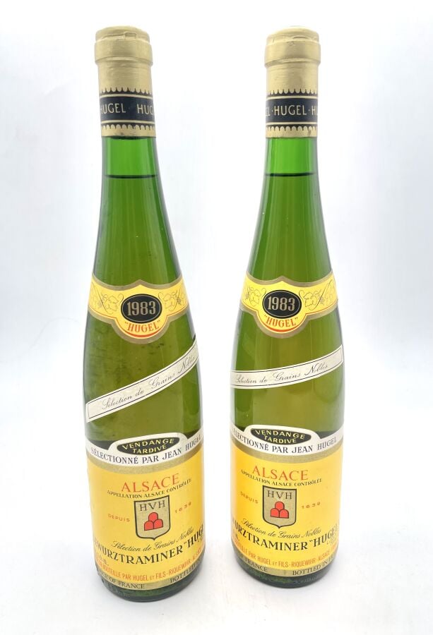 Deux bouteilles d'ALSACE - GEWURZTRAMINER Grain nobles - HUGEL. 1983. Étiquette…