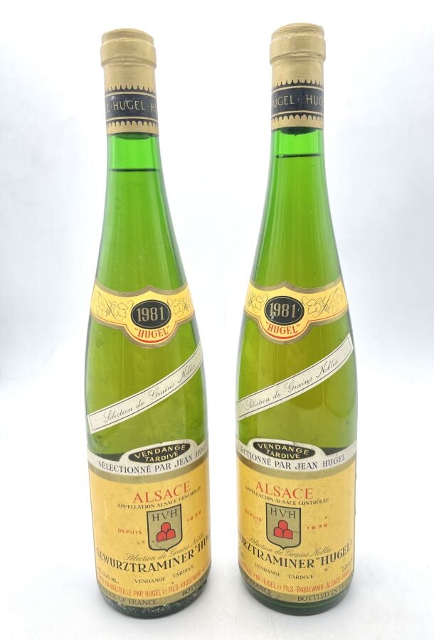 Deux bouteilles d'ALSACE - GEWURZTRAMINER - HUGEL. 1981. Étiquettes légèrement…